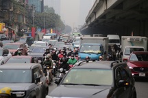 Phân luồng nút giao Khuất Duy Tiến: Ùn tắc các ngả, thứ 7 vẫn đi làm muộn