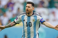 Lionel Messi đi vào lịch sử trong ngày Argentina thua sốc