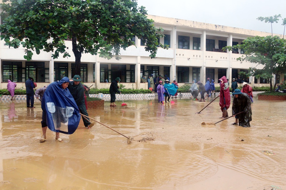 Quảng Bình: Lũ rút, trường học ngổn ngang, bùn đất phủ dày - 7 Quảng Bình: Lũ rút, trường học ngổn ngang, bùn đất phủ dày - 7