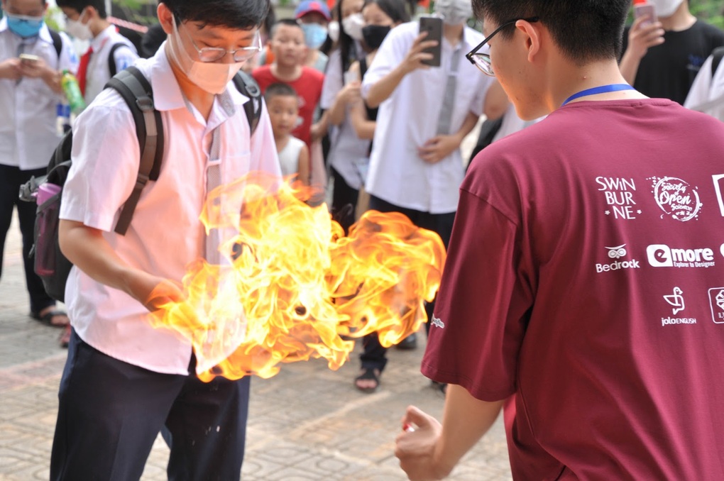 Học sinh làm mô hình công nghệ, thí nghiệm bàn tay lửa - 2 Học sinh làm mô hình công nghệ, thí nghiệm bàn tay lửa - 2