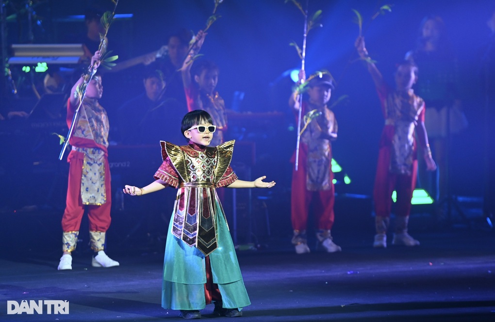 Hòa Minzy, Hương Tràm và dàn nghệ sĩ bùng nổ cảm xúc tại Rực rỡ ngày mới - 9