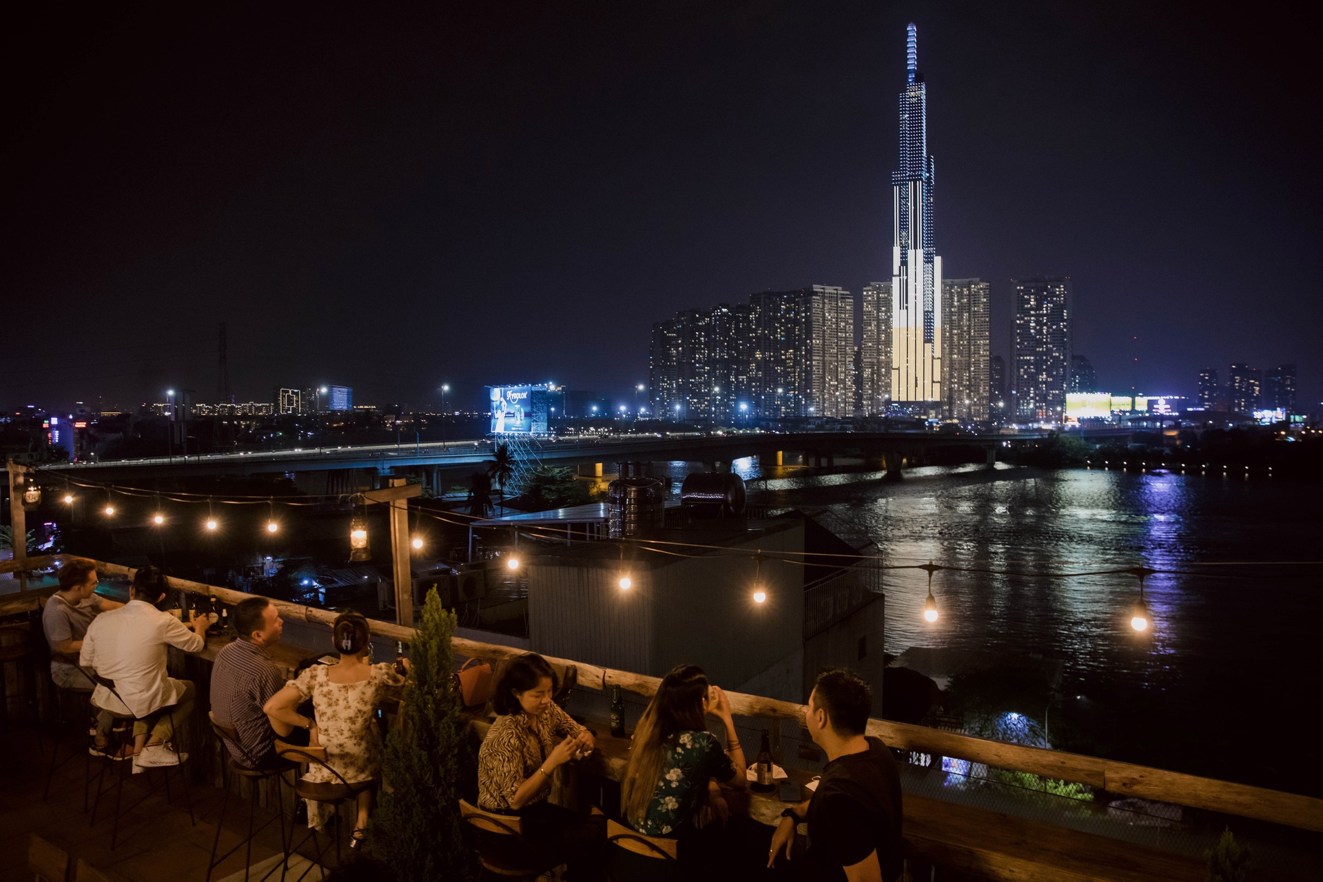 Ngắm trọn hoàng hôn từ quán cà phê rooftop tại TPHCM - 1 Ngắm trọn hoàng hôn từ quán cà phê rooftop tại TPHCM - 1