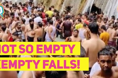 Hàng trăm người tắm bên thác nước