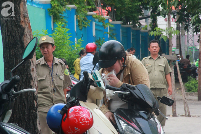 Phụ huynh lo lắng, đội mưa đợi con trong ngày đầu kỳ thi tuyển sinh vào lớp 10 - Ảnh 10. Phụ huynh lo lắng, đội mưa đợi con trong ngày đầu kỳ thi tuyển sinh vào lớp 10 - Ảnh 10.