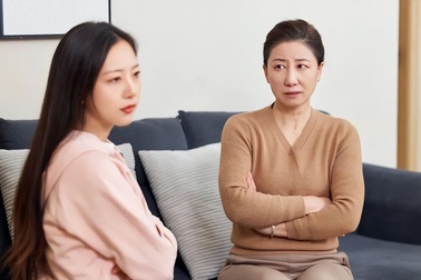 Ly hôn đã 6 năm, mẹ chồng cũ bỗng tìm tôi nhờ một chuyện lạ lùng