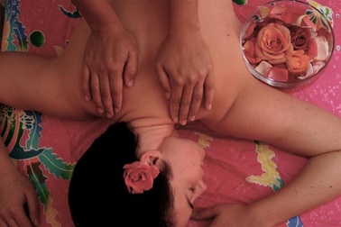 Massage ngực, chị em được lợi đủ đường, phát hiện cả ung thư