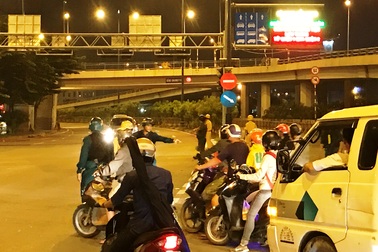 Nhiều người bất ngờ khi hầm Thủ Thiêm bị phong toả trong đêm