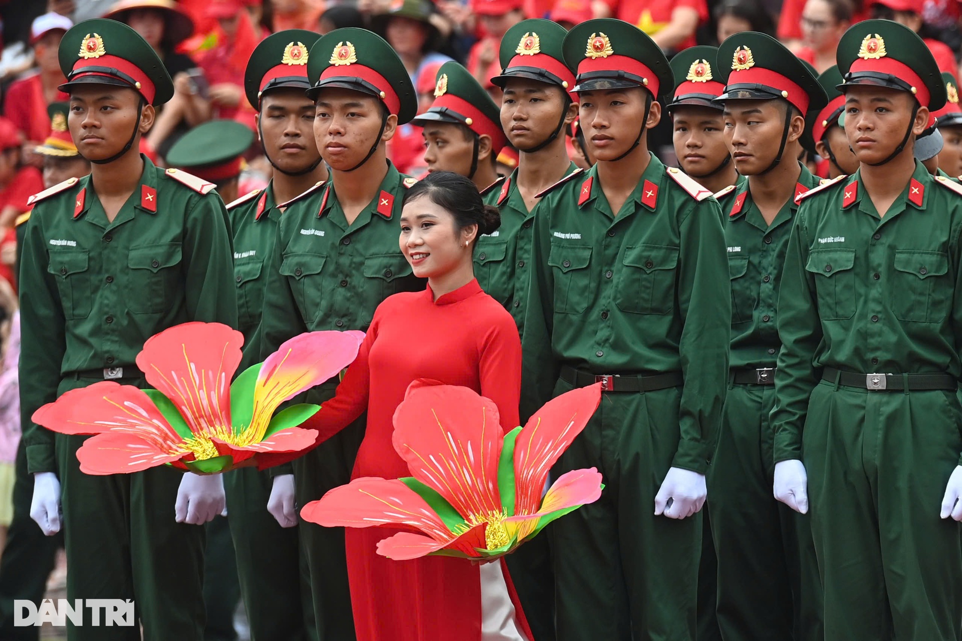 Các bóng hồng rạng rỡ trong lễ kỷ niệm 70 năm Giải phóng Hải Phòng - 6 Các bóng hồng rạng rỡ trong lễ kỷ niệm 70 năm Giải phóng Hải Phòng - 6