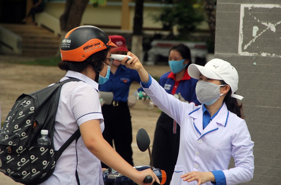 Nghiêm ngặt kiểm tra thí sinh vào làm thủ tục dự thi tốt nghiệp THPT 2020 - 37 Nghiêm ngặt kiểm tra thí sinh vào làm thủ tục dự thi tốt nghiệp THPT 2020 - 37