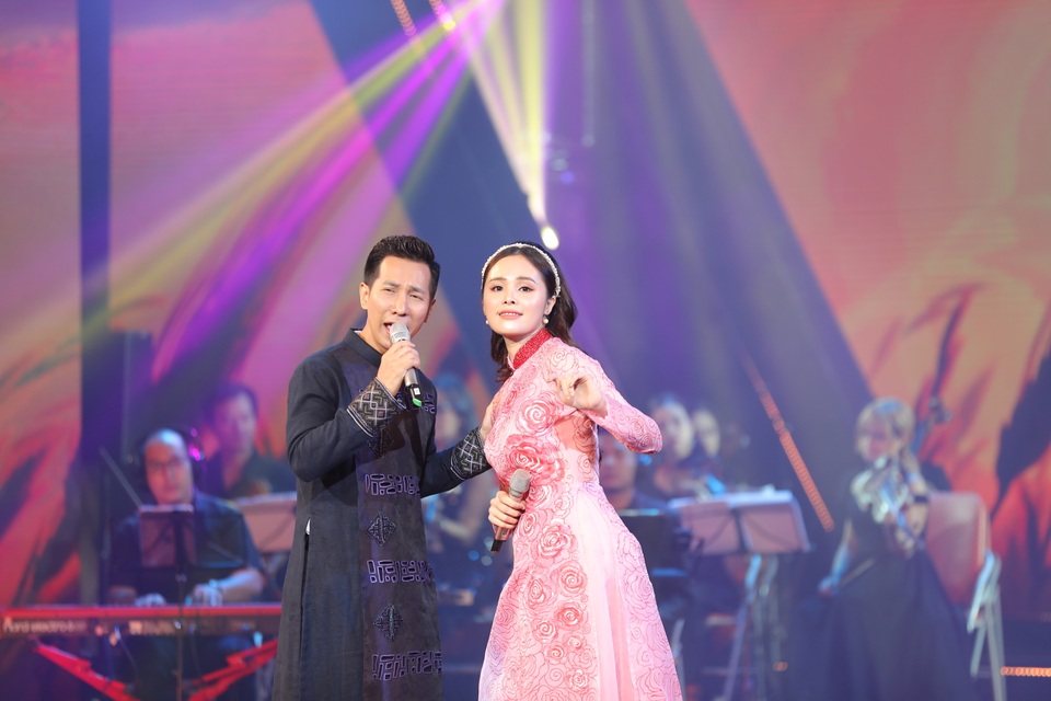 Nghệ sĩ nước mắt lưng tròng khi hát về miền Trung - 3