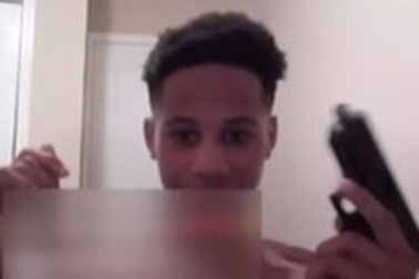 Nhỡ tay bắn chết mình khi đang tường thuật trực tiếp cảnh chơi súng trên Instagram