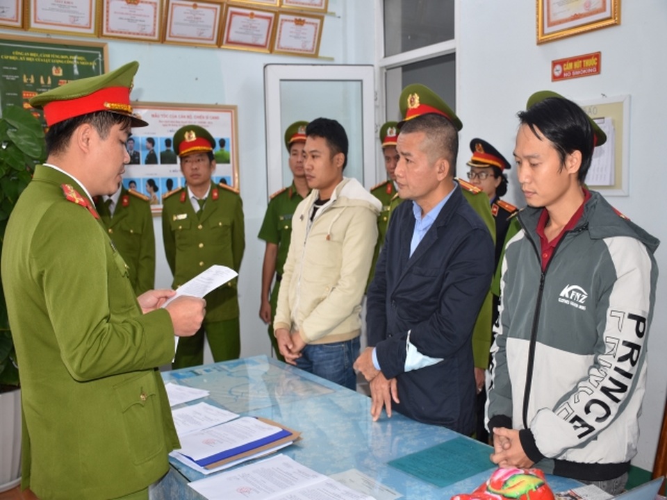 Bắt tạm giam 3 bác sĩ, điều dưỡng viên gian lận bảo hiểm y tế - 1 Bắt tạm giam 3 bác sĩ, điều dưỡng viên gian lận bảo hiểm y tế - 1