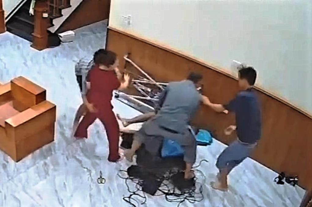 Người đàn ông bị nhóm thanh niên hành hung nằm gục tại chỗ - 1 Người đàn ông bị nhóm thanh niên hành hung nằm gục tại chỗ - 1