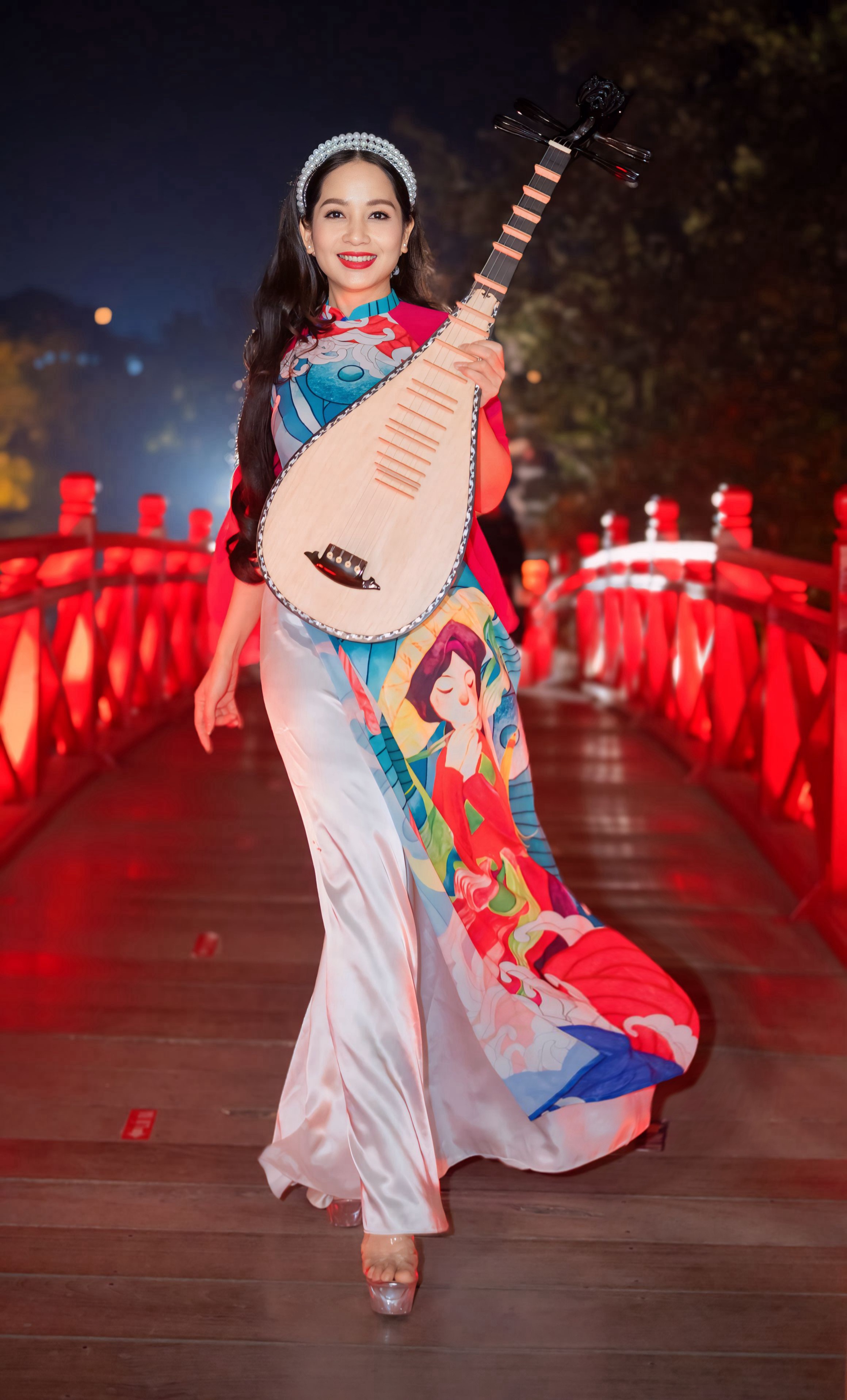 वु डियू थाओ ने द ट्विन्स ऑफ द थाउजैंड को पीपा के साथ फिर से बनाया - 2 Vũ Diệu Thảo làm mới Cô đôi thượng ngàn với đàn tỳ bà - 2