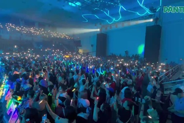 Khán giả hòa giọng trong đêm nhạc "Tôi! Người Việt Nam"