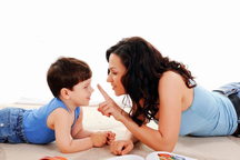 Cha mẹ trò chuyện như thế nào để trẻ phát triển tư duy?