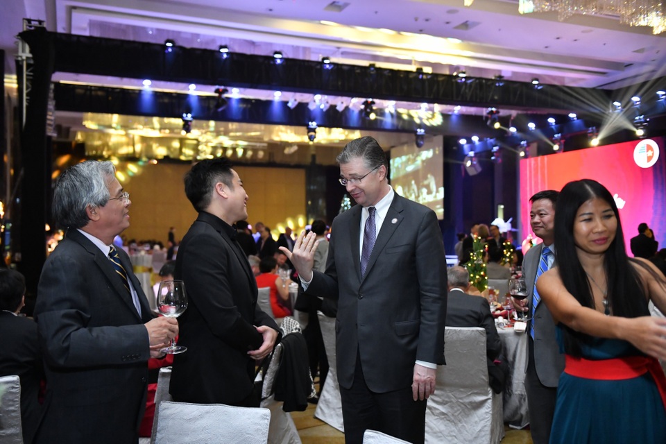 Minh Tiệp làm đạo diễn, bà xã Thùy Dương là vedette - 10 Minh Tiệp làm đạo diễn, bà xã Thùy Dương là vedette - 10