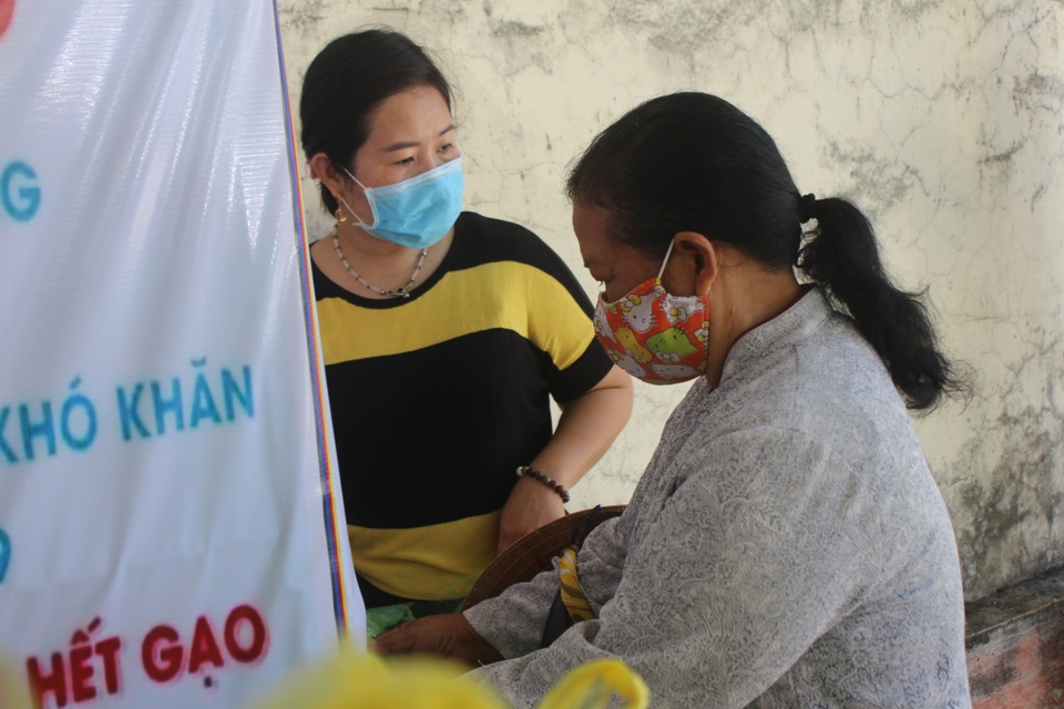 Bạc Liêu: “Cây ATM gạo” di động đến chùa hỗ trợ bà con lao động nghèo - 4 Bạc Liêu: “Cây ATM gạo” di động đến chùa hỗ trợ bà con lao động nghèo - 4