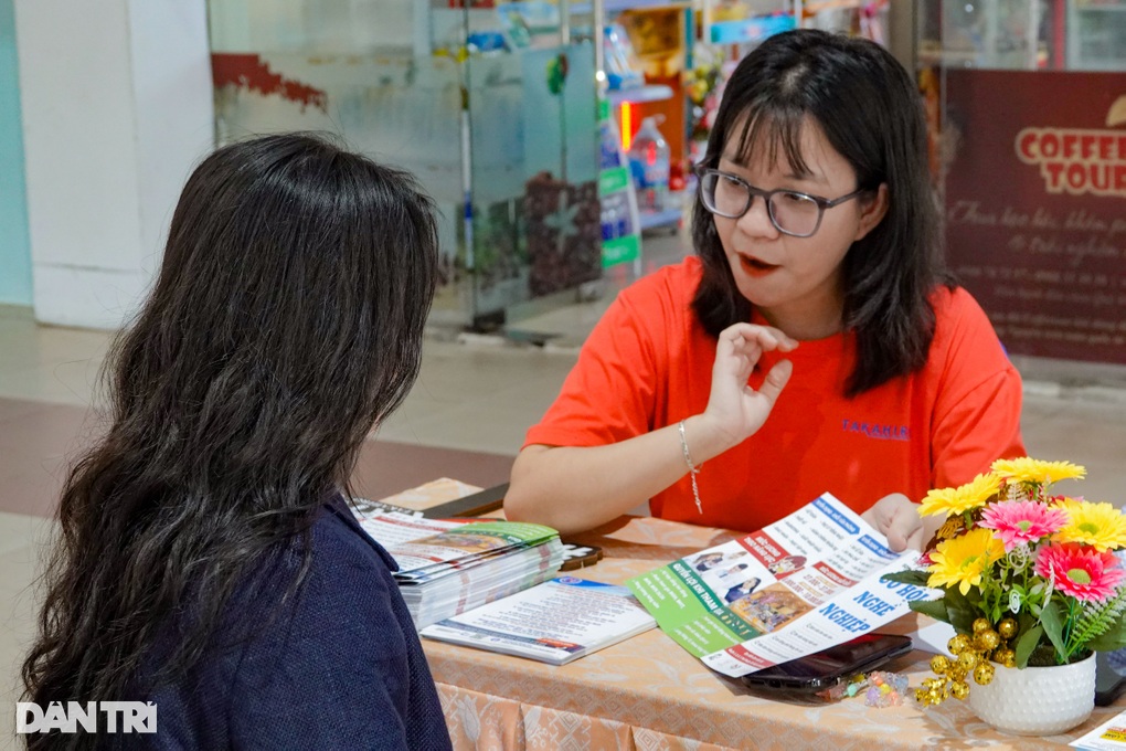 Vừa quay lại thành phố sau Tết, người lao động đã lật đật nhảy việc - 2