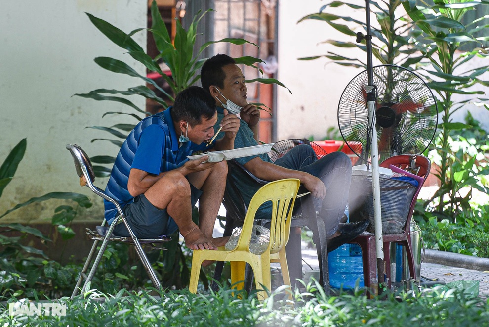 Vỉa hè, ghế đá trở thành... bàn ăn bất đắc dĩ giữa trưa hè nắng cháy da - 3