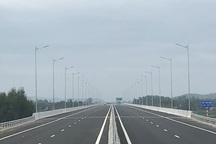 Cao tốc hơn 34.000 tỷ vừa thông xe đã hỏng: Dừng thu phí toàn tuyến!