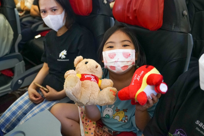 Các hành khách nhí thích thú đón nhận quà tặng là gấu bông, máy bay bằng bông. Anh Cường, một khách hàng trên chuyến bay cho biết rất bất ngờ khi cả gia đình có mặt trên một chuyến bay đặc biệt, với sự xuất hiện của những chú robot. Trải nghiệm đặc biệt này khiến khoảnh khắc bên nhau của gia đình thêm đáng nhớ, anh Cường nói. 