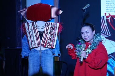 Nữ sinh lớp 11 nhận học bổng 200 triệu đồng nhờ thiết kế thời trang từ hình tượng Bà Mụ