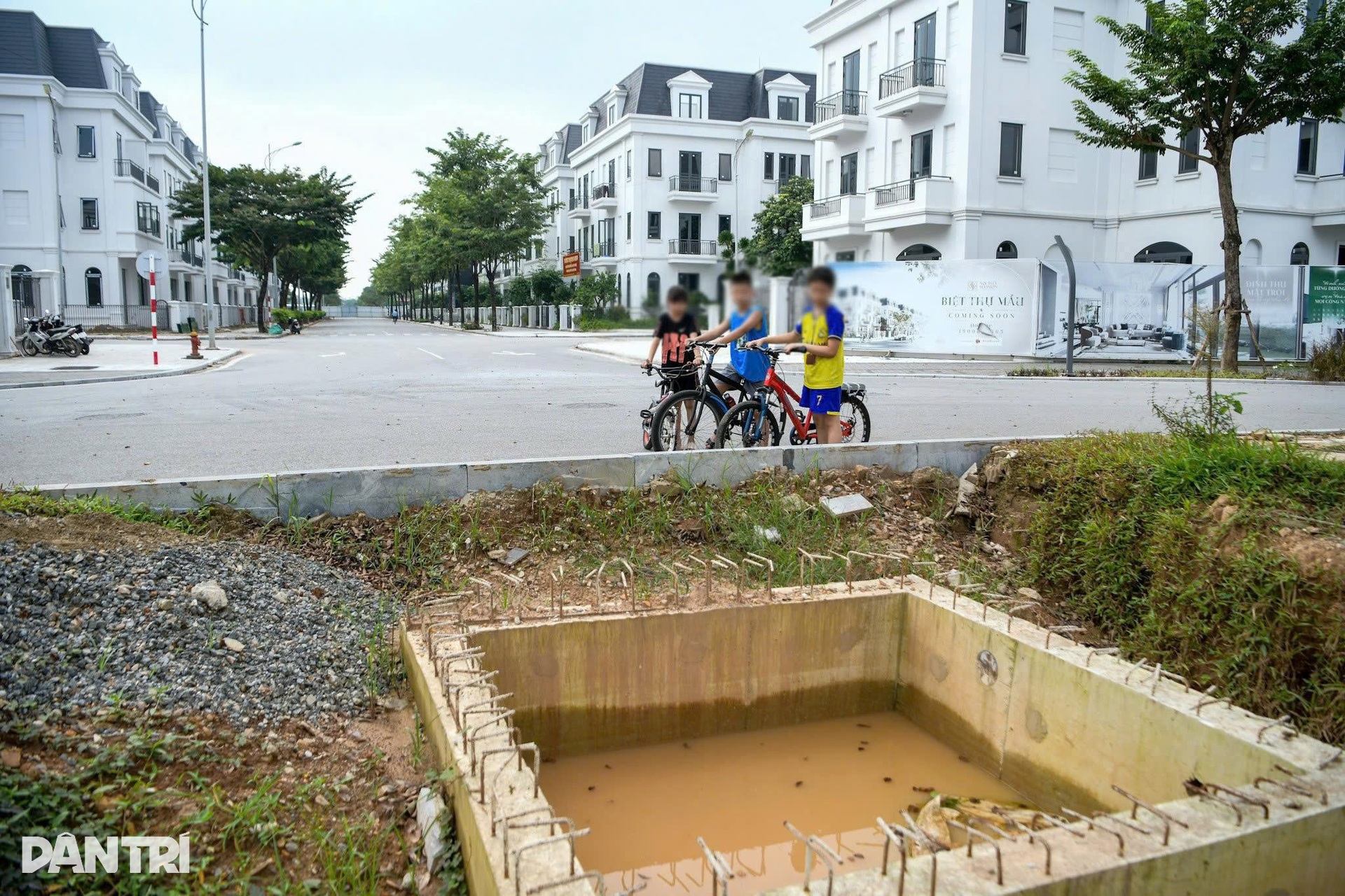 Ẩn họa từ những hố móng đầy nước trong Khu đô thị Dương Nội - 5 Ẩn họa từ những hố móng đầy nước trong Khu đô thị Dương Nội - 5