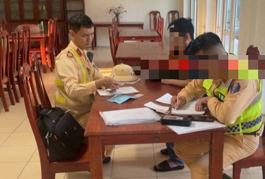 Tước bằng lái 23 tháng của tài xế uống rượu rồi dừng xe trên cao tốc để ngủ - 1