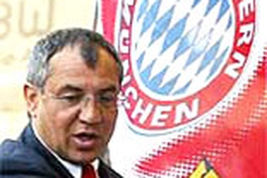 Bayern "trảm" Magath, cầu cứu Hitzfeld