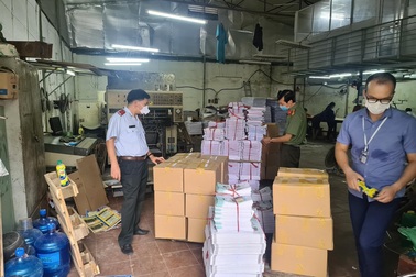 Phát hiện gần 1 tấn sách và ruột sách in lậu tại Hà Nội