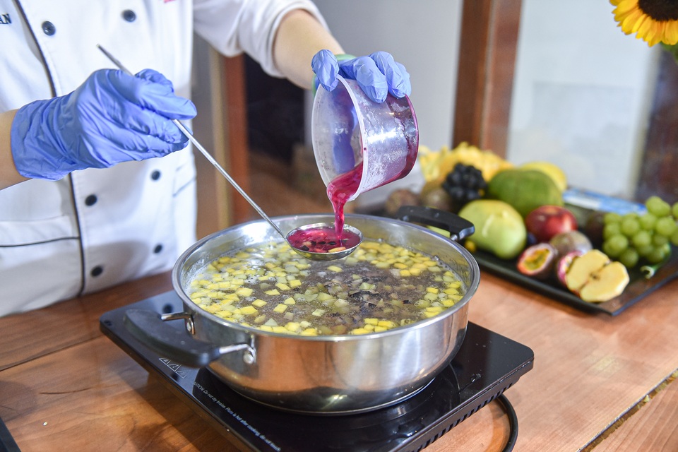 Chạy đua 24h để hoàn thành 200 chiếc bánh tặng y bác sĩ dịp Quốc khánh - 4 Chạy đua 24h để hoàn thành 200 chiếc bánh tặng y bác sĩ dịp Quốc khánh - 4