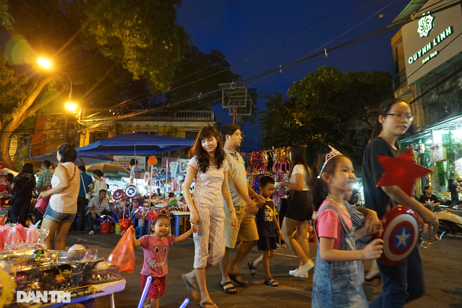 So sánh: Hình ảnh chợ trung thu vắng lặng khác biệt cảnh đông đúc mọi năm - 17