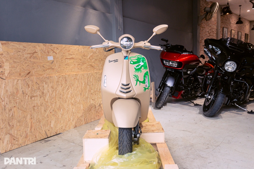 Vespa 946 Dragon rao giá hơn 700 triệu đồng, xe tay ga đắt ngang ô tô 7 chỗ - 2 Vespa 946 Dragon rao giá hơn 700 triệu đồng, xe tay ga đắt ngang ô tô 7 chỗ - 2