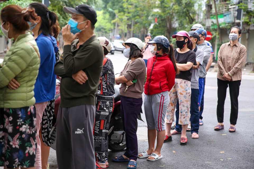 Đeo khẩu trang, cầm nước rửa tay đến xếp hàng mua bánh trôi - 3 Đeo khẩu trang, cầm nước rửa tay đến xếp hàng mua bánh trôi - 3