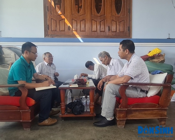 Người dân có đất tại đường 2/9 đang trao đổi sự việc với phóng viên