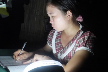 Dự án 100.000 đèn năng lượng mặt trời xua tan bóng tối trên rẻo cao