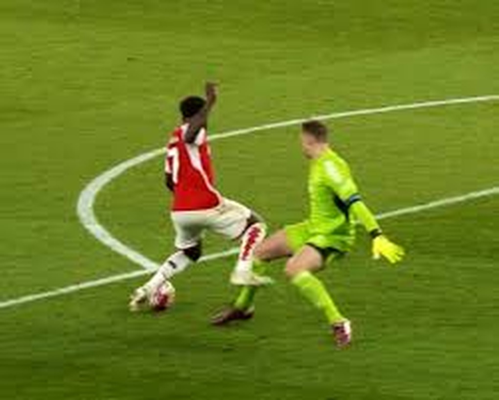 Sai sót khó hiểu của trọng tài giúp Arsenal thoát phạt đền - 2 Sai sót khó hiểu của trọng tài giúp Arsenal thoát phạt đền - 2