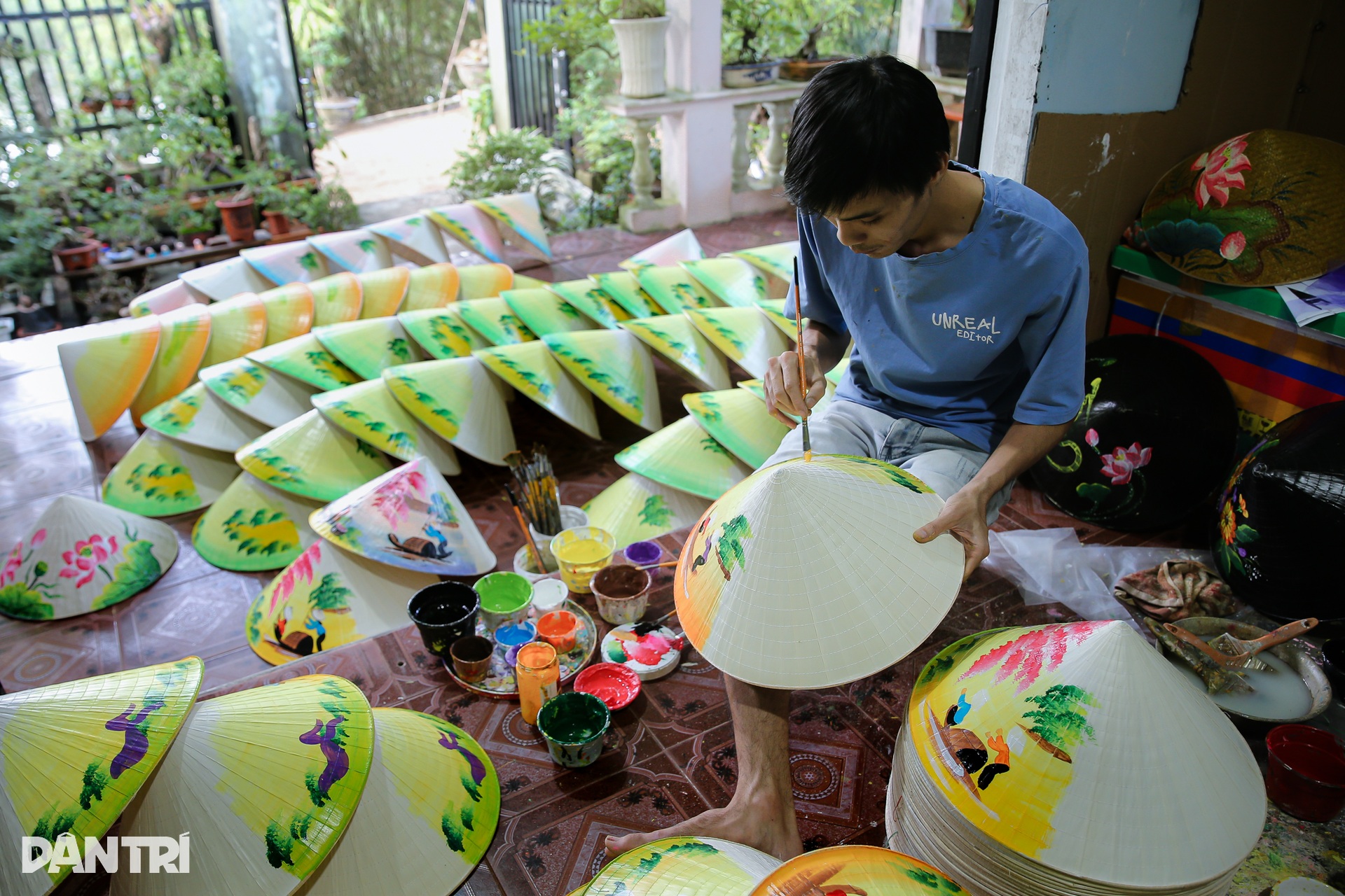 Kiếm bạc triệu từ việc hướng dẫn khách Tây vẽ cố đô Huế trên nón lá - 7 Kiếm bạc triệu từ việc hướng dẫn khách Tây vẽ cố đô Huế trên nón lá - 7