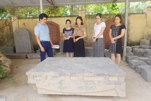 Phát hiện sập đá nhiều nét giống sập đá bảo vật quốc gia ở Ninh Bình