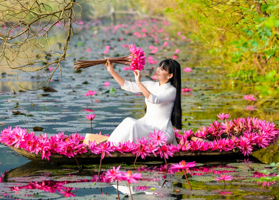 Cô giáo Bích Thủy duyên dáng với áo dài - 4 Cô giáo Bích Thủy duyên dáng với áo dài - 4