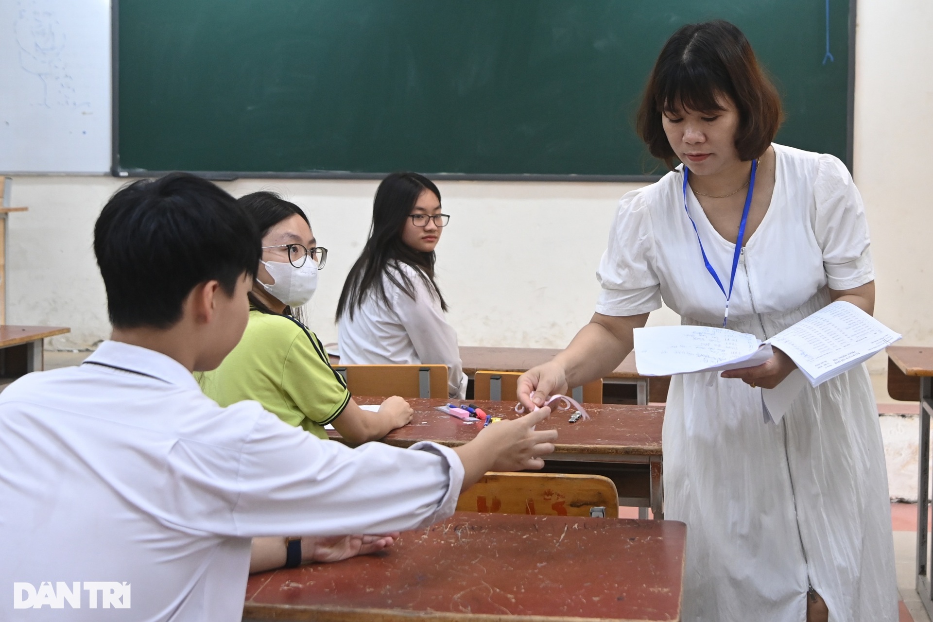 Phụ huynh tiếp sức sĩ tử thi môn ngữ văn vào lớp 10 ở Hà Nội - 11