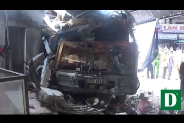 Xe tông quán bún phở.