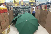 Nhân viên đột tử, siêu thị dùng ô che tạm thi thể để tiếp tục bán hàng