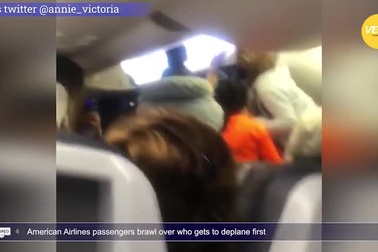 Hành khách đánh nhau chỉ để tranh giành xem ai được xuống máy bay trước