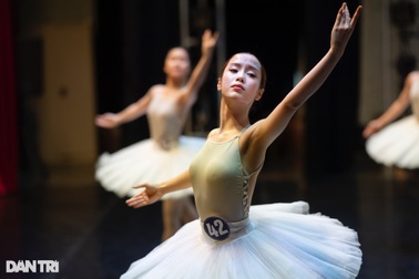 Ngắm nữ sinh trường Múa biểu diễn trong ngày thi tốt nghiệp