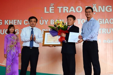 Tặng bằng khen cho người  "thiết kế"  biển cảnh báo TNGT "độc nhất"  Việt Nam