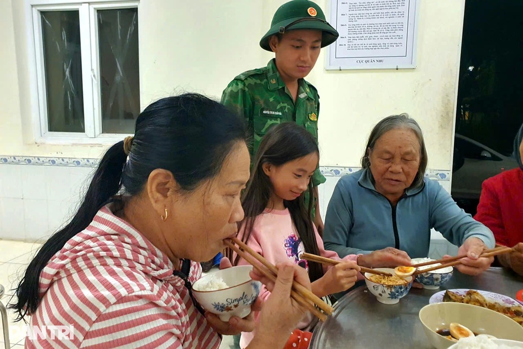Bữa cơm của những người trú bão Kalmaegi - 3 Bữa cơm của những người trú bão Kalmaegi - 3