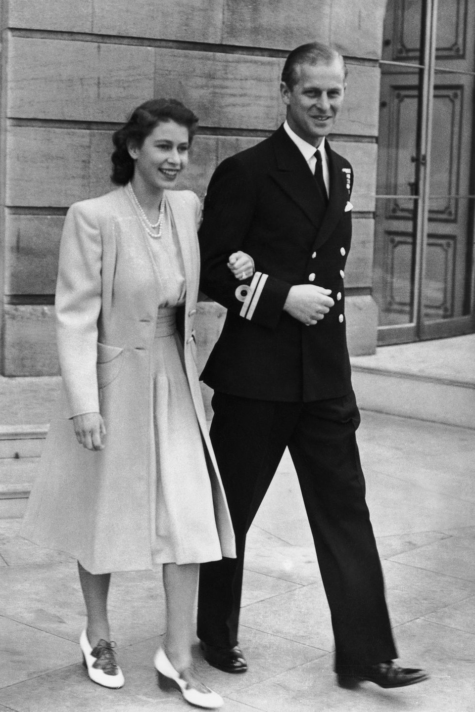Nữ hoàng Elizabeth II và Hoàng thân Philip: Những khoảnh khắc đẹp nhất - 1 Nữ hoàng Elizabeth II và Hoàng thân Philip: Những khoảnh khắc đẹp nhất - 1