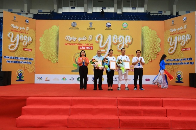 Bà Nguyễn Thị Mỹ Hằng, Chủ tịch UBMTTQ Việt Nam tỉnh Bình Dương và Ông Bùi Hữu Toàn, Giám đốc Sở Văn hóa, Thể thao và Du lịch tỉnh Bình Dương trao thư và hoa cảm ơn đại diện các đơn vị phối hợp tổ chức.